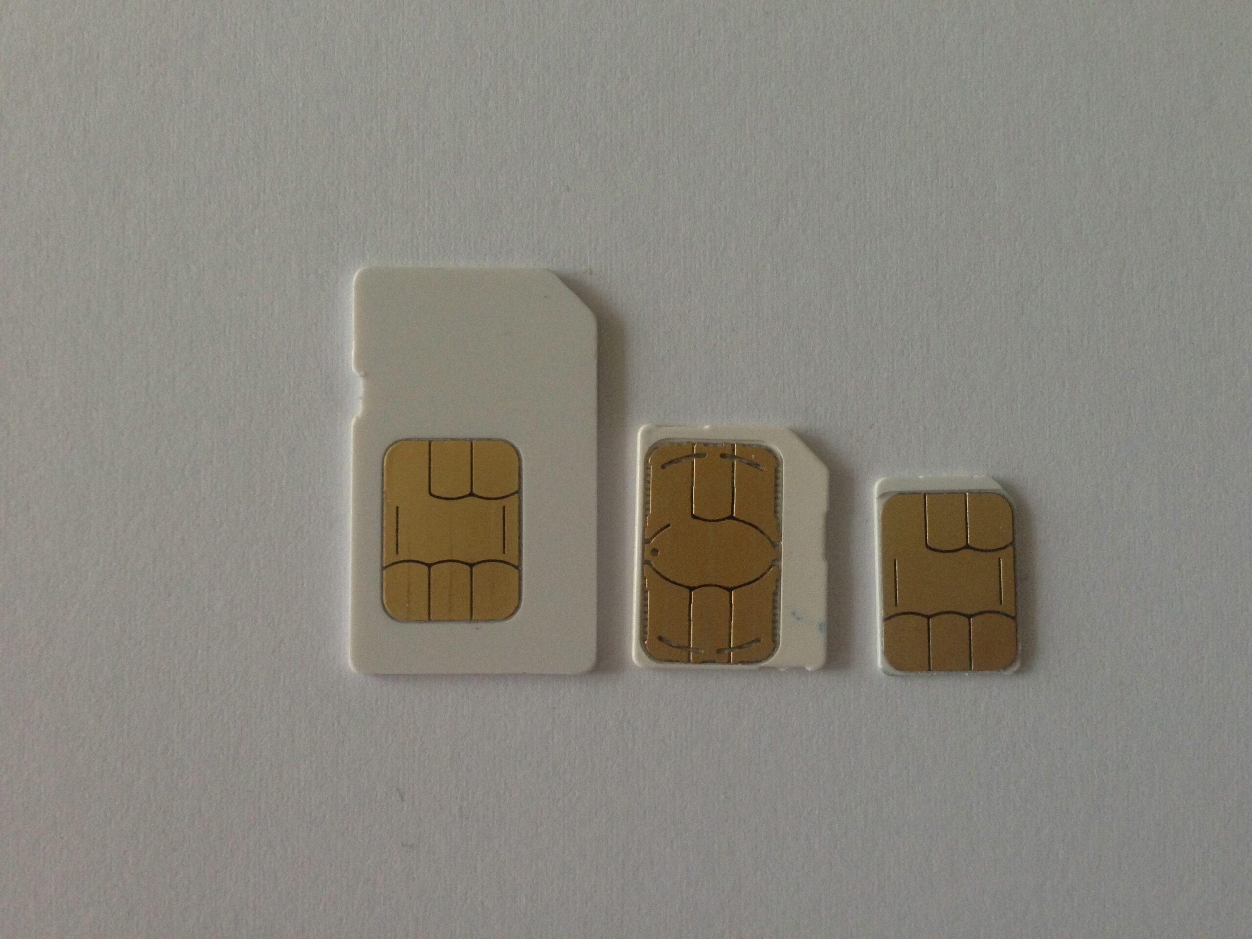 Berbagai format kartu SIM seluler pada smartphone dan infrastruktur jaringan telekomunikasi