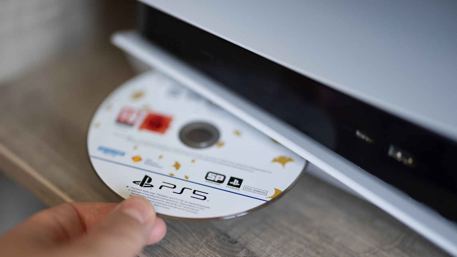Konsol PlayStation 5 edisi standar tampak depan