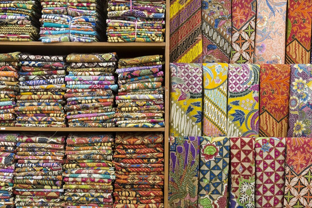 Kain batik tradisional Indonesia dengan motif khas Nusantara warisan budaya UNESCO
