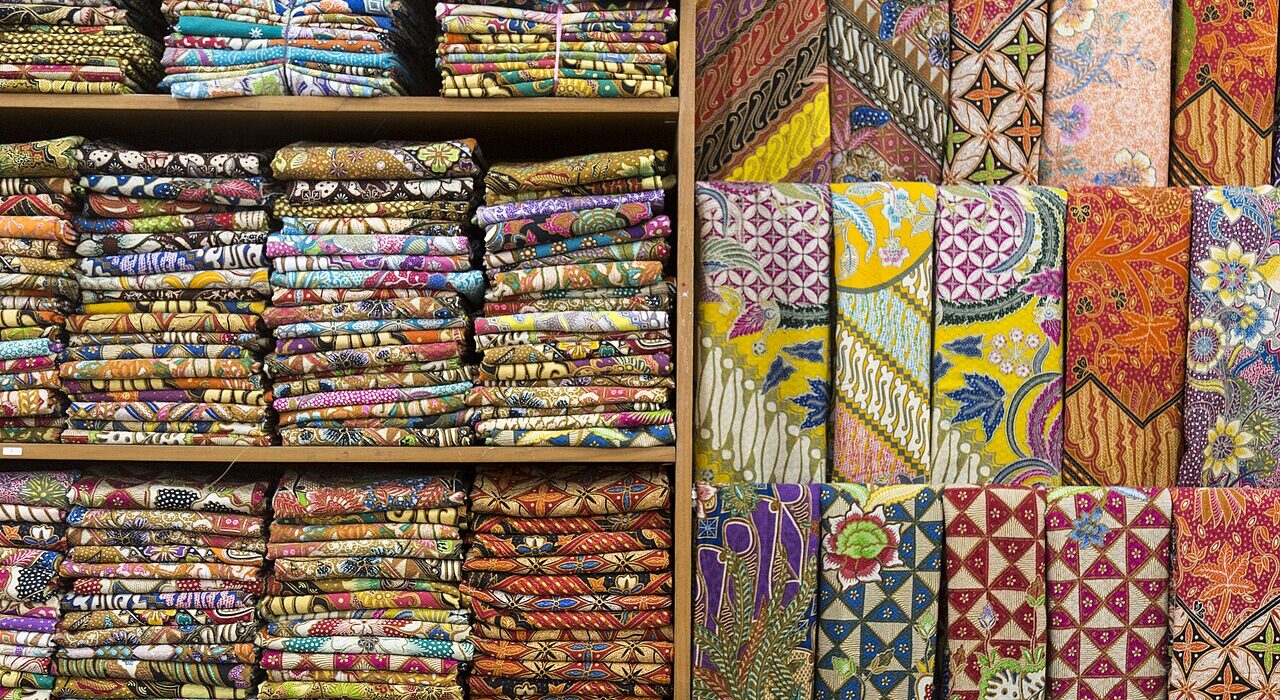 Kain batik tradisional Indonesia dengan motif khas Nusantara warisan budaya UNESCO