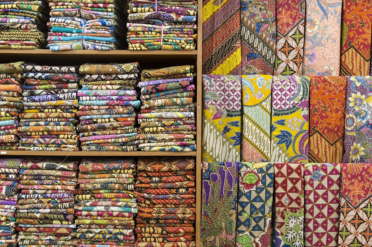 Kain batik tradisional Indonesia dengan motif khas Nusantara warisan budaya UNESCO