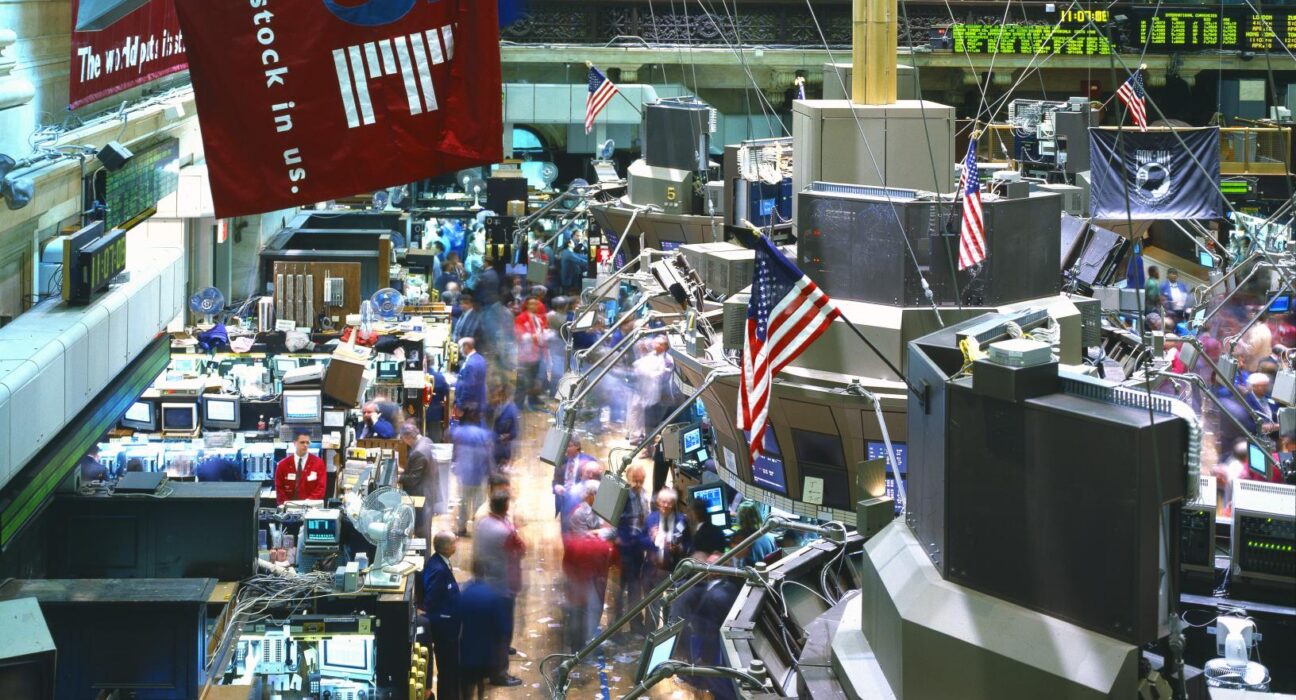 Lantai perdagangan New York Stock Exchange di Wall Street