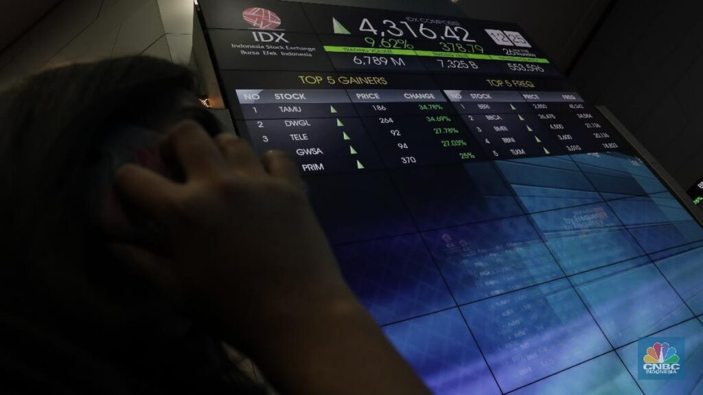Suasana pergerakan grafik perdagangan saham di Bursa Efek Indonesia sesi pertama