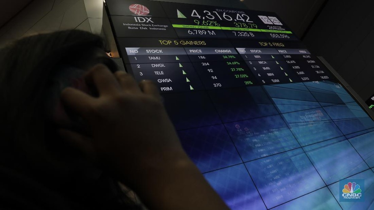 Suasana pergerakan grafik perdagangan saham di Bursa Efek Indonesia sesi pertama