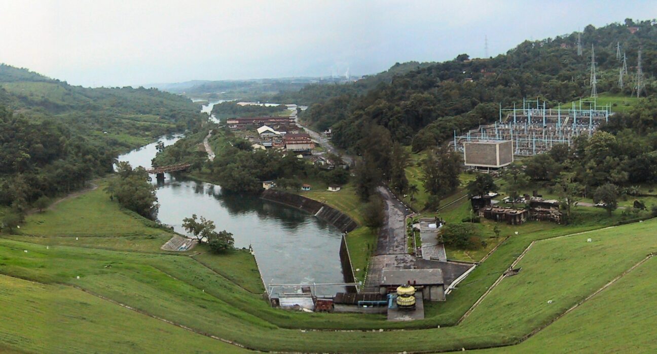 Bendungan Jatiluhur di Jawa Barat, salah satu infrastruktur PLTA terbesar di Indonesia