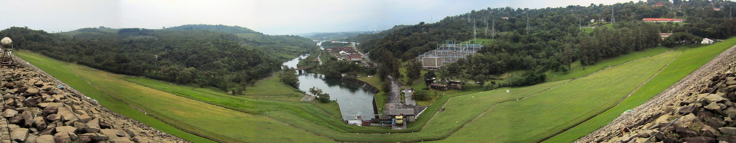 Bendungan Jatiluhur di Jawa Barat, salah satu infrastruktur PLTA terbesar di Indonesia