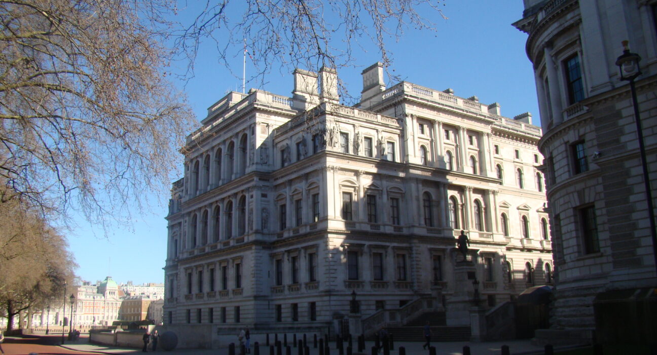 Gedung Departemen Keuangan Inggris HM Treasury di London inisiator penerbitan obligasi negara digital DIGIT