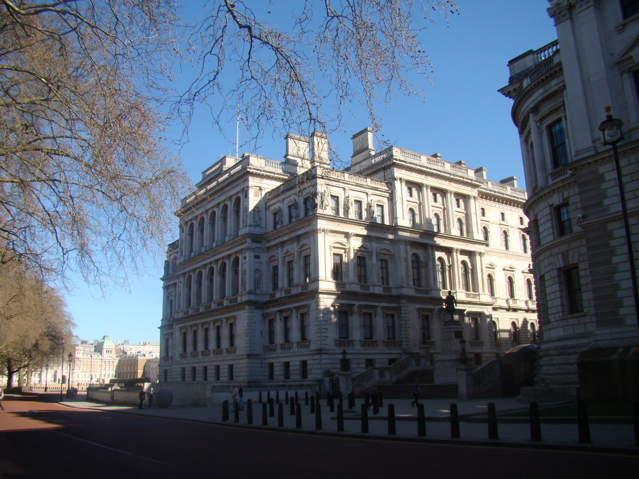 Gedung Departemen Keuangan Inggris HM Treasury di London inisiator penerbitan obligasi negara digital DIGIT