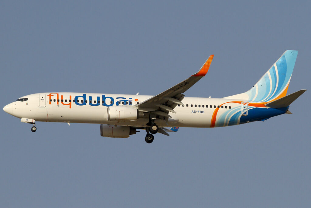 Pesawat komersial Flydubai Boeing 737 melintasi rute internasional
