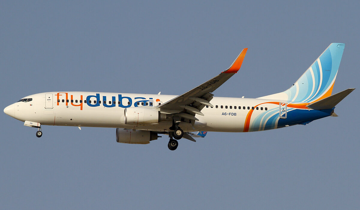 Pesawat komersial Flydubai Boeing 737 melintasi rute internasional