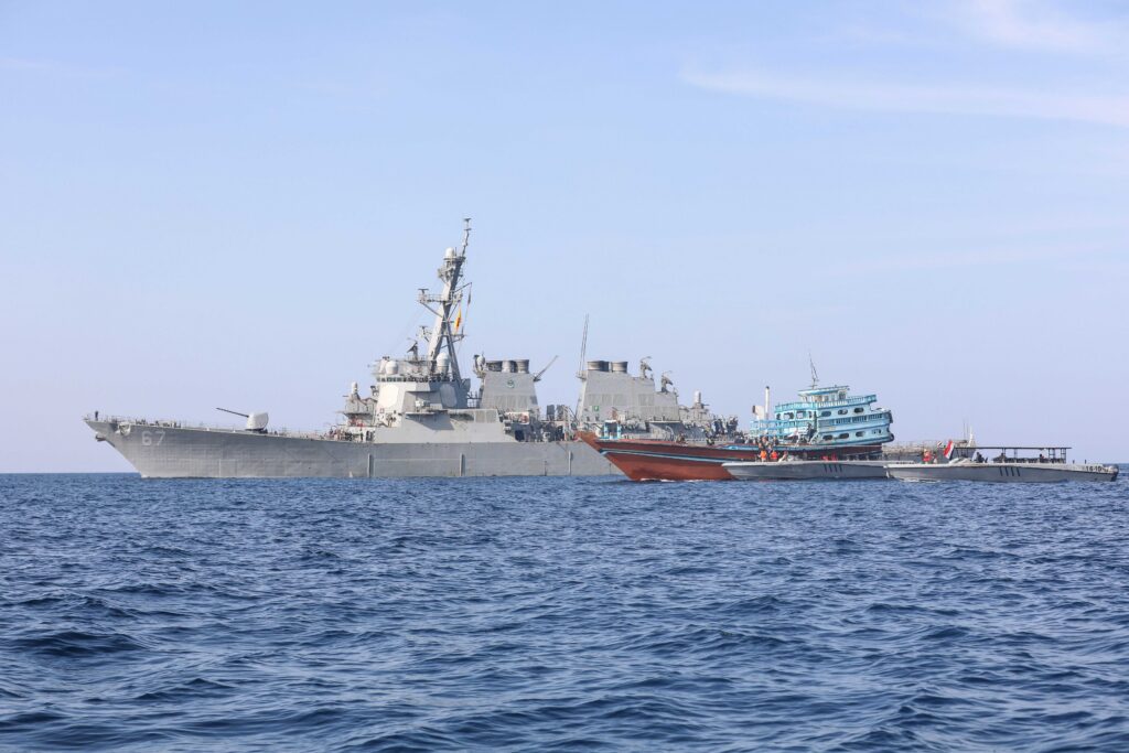 Kapal Perang Patroli di Teluk Oman