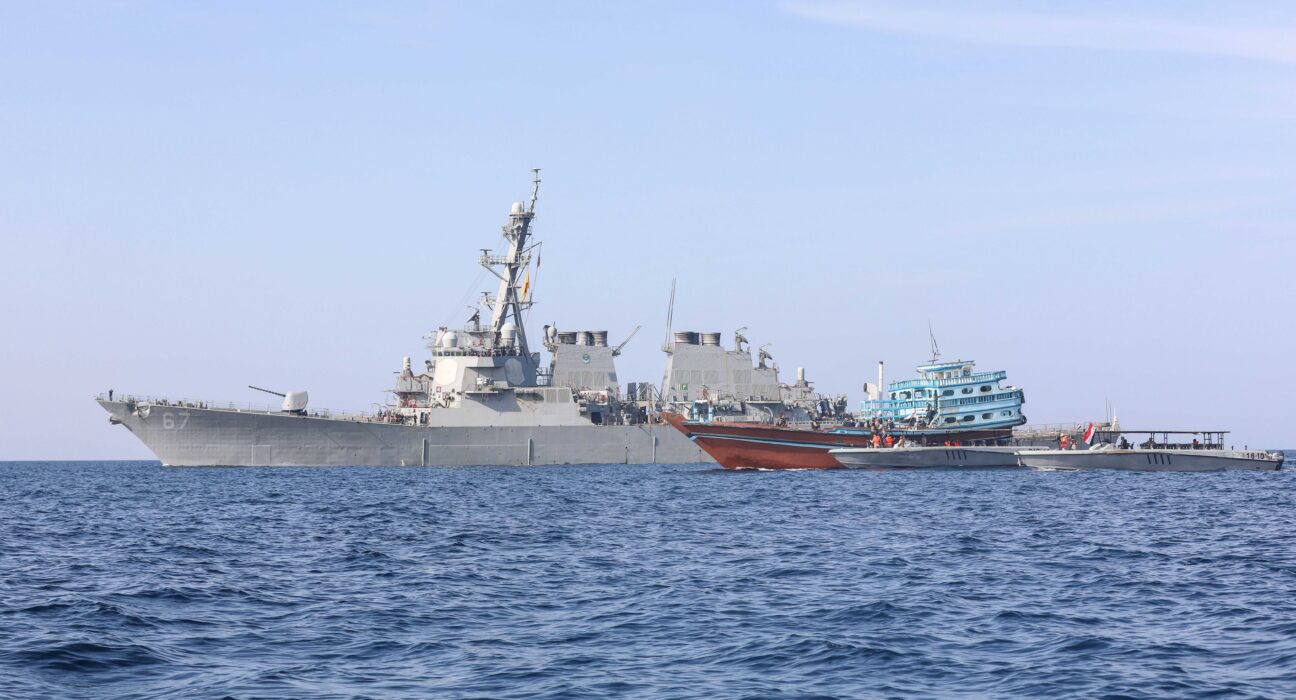 Kapal Perang Patroli di Teluk Oman