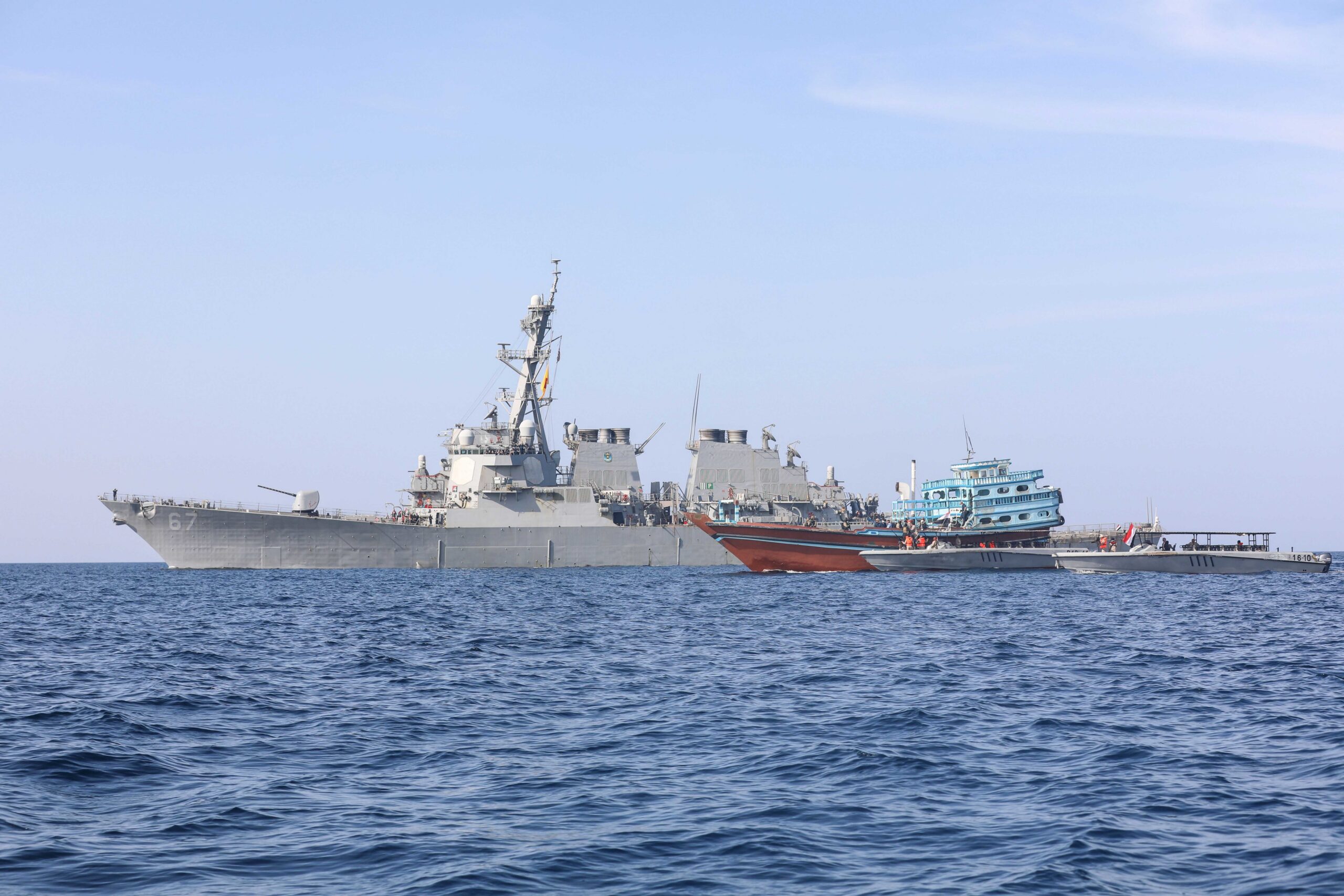 Kapal Perang Patroli di Teluk Oman