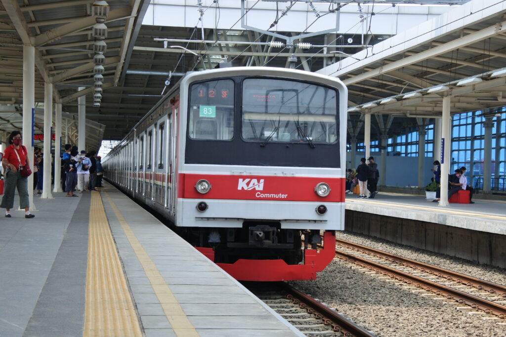 Rangkaian KRL Commuter Line seri JR 205 asal Jepang melintas di stasiun Manggarai Jakarta
