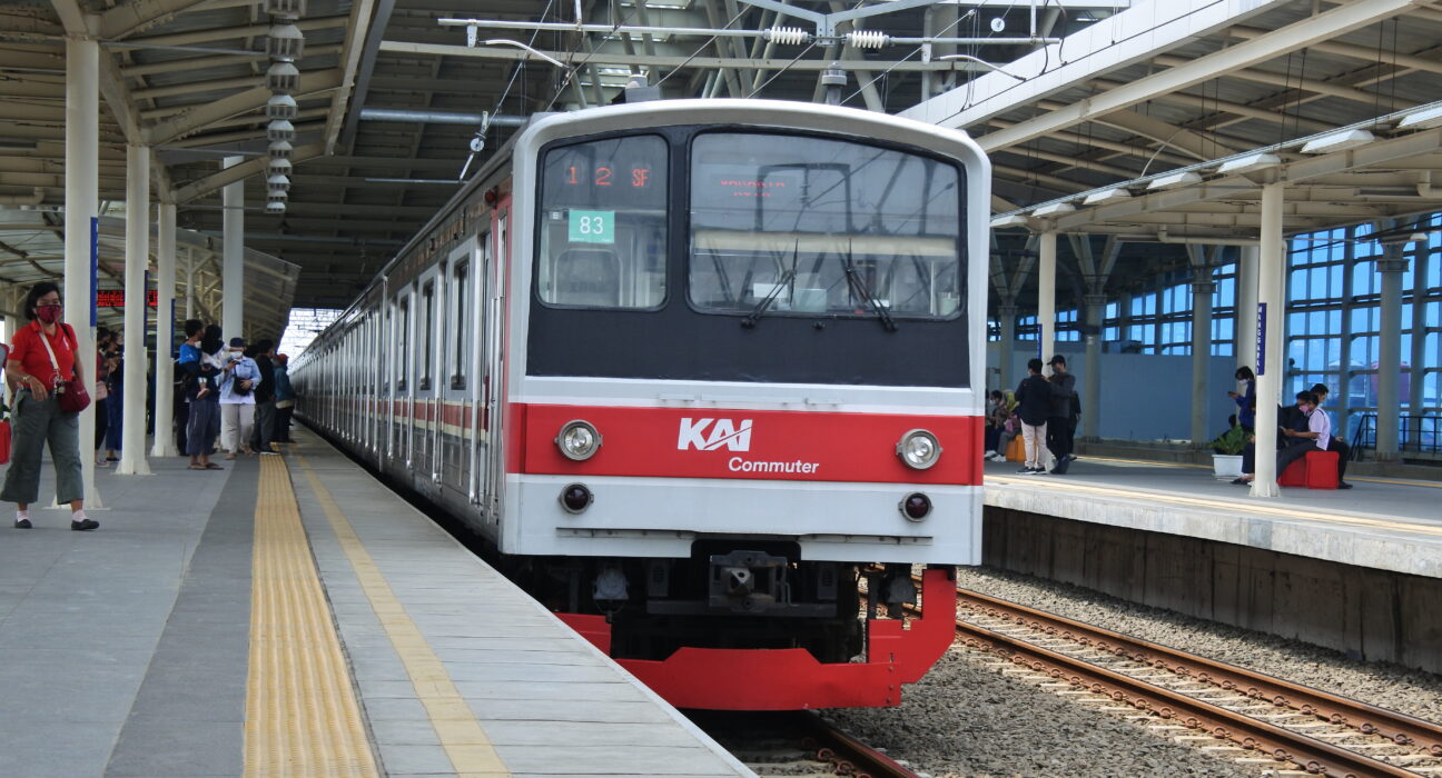 Rangkaian KRL Commuter Line seri JR 205 asal Jepang melintas di stasiun Manggarai Jakarta