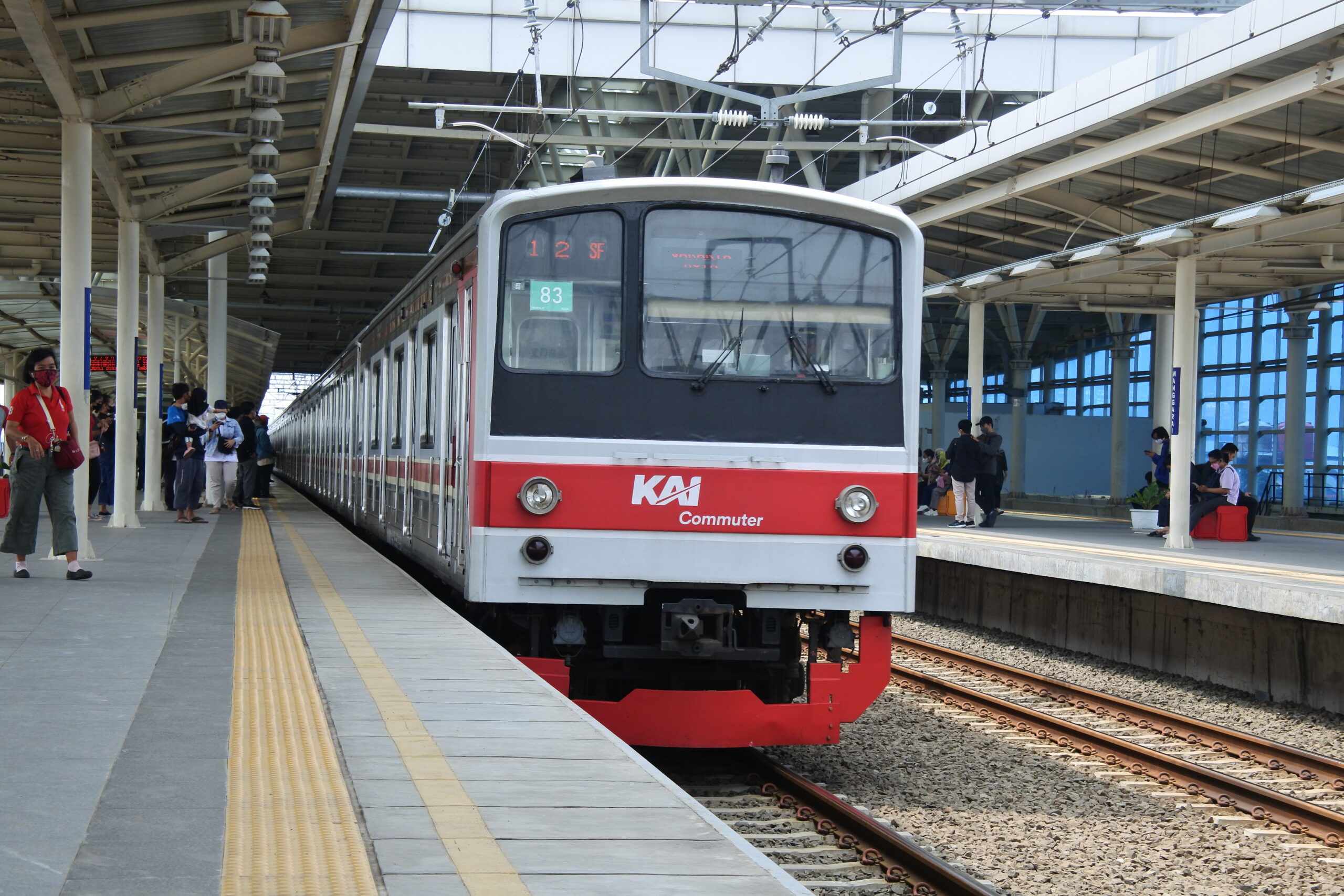 Rangkaian KRL Commuter Line seri JR 205 asal Jepang melintas di stasiun Manggarai Jakarta