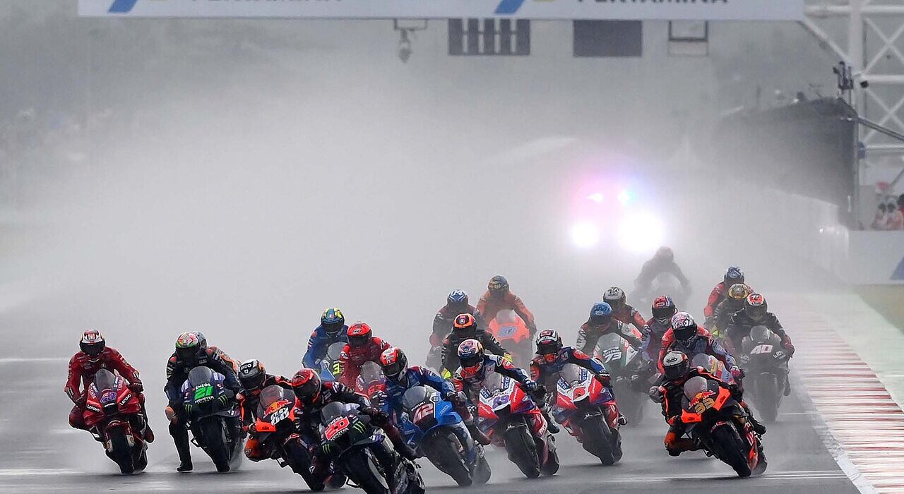 Aksi pembalap MotoGP di Sirkuit Internasional Pertamina Mandalika Lombok Nusa Tenggara Barat