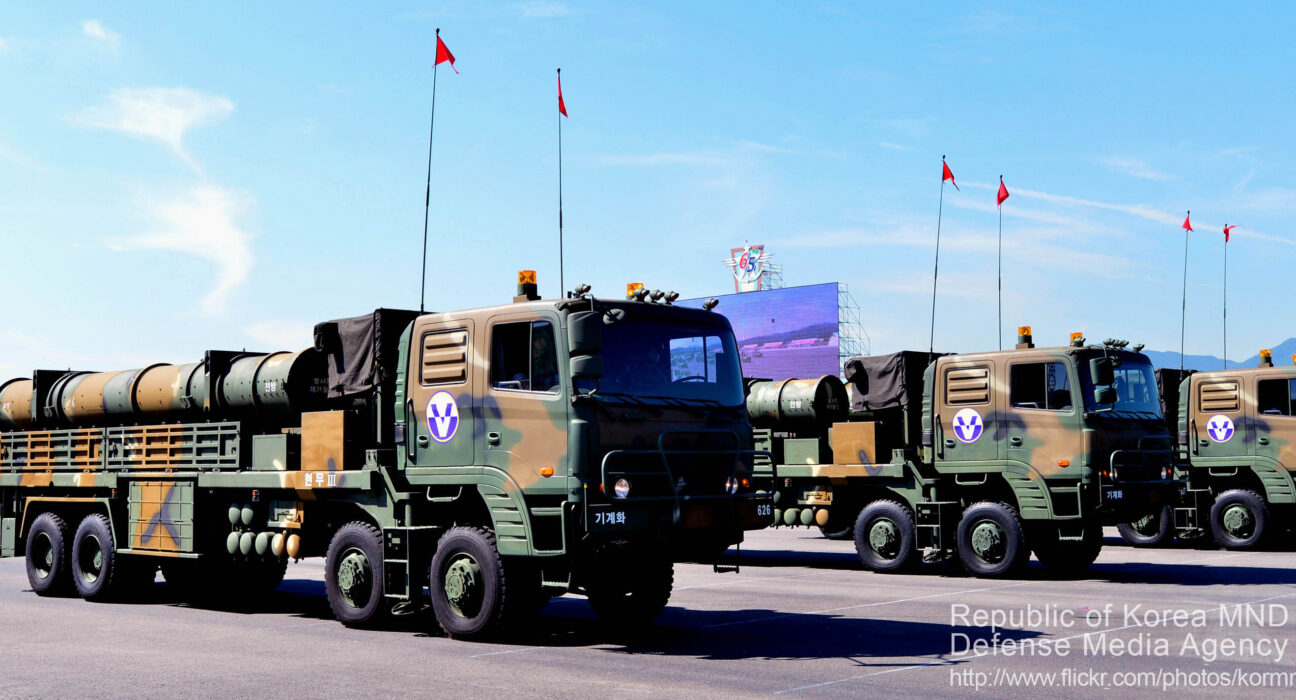 Parade kendaraan peluncur sistem rudal balistik Angkatan Bersenjata Republik Korea dalam peringatan militer
