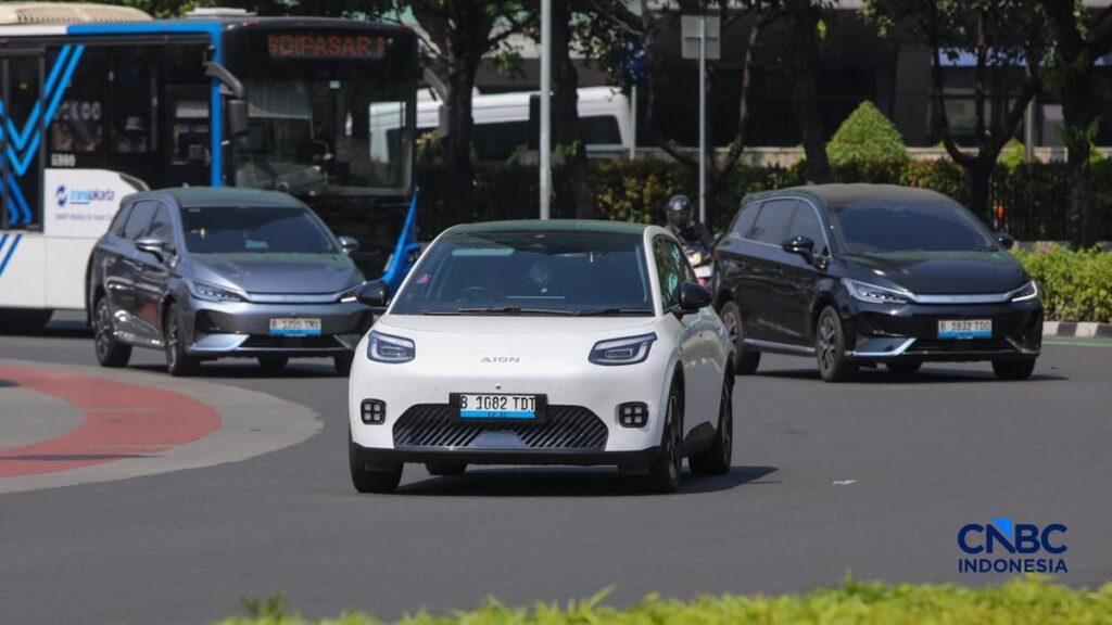Mobil listrik melintasi ruas jalan protokol di Jakarta