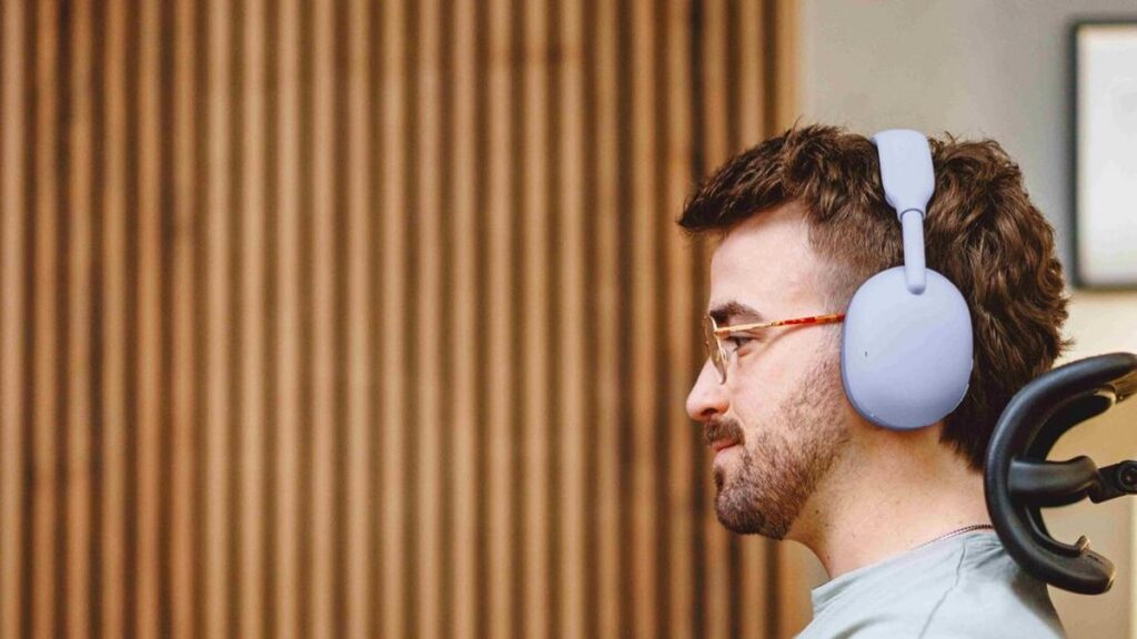 Headset Logitech Zone Vibe Pro resmi meluncur di Indonesia dengan teknologi isolasi audio AI