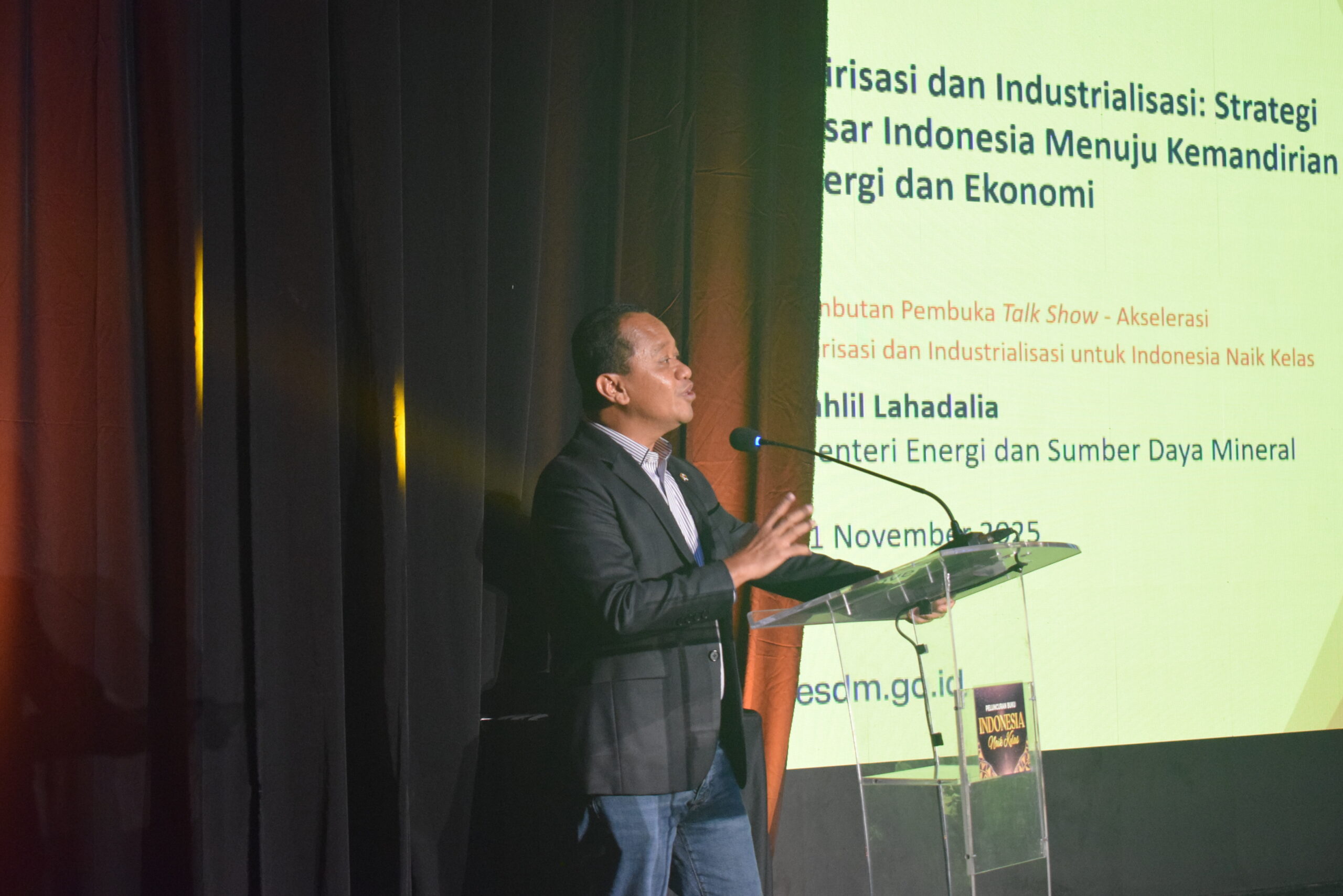Menteri ESDM Bahlil Lahadalia memaparkan peta jalan transisi energi dan efisiensi anggaran subsidi listrik