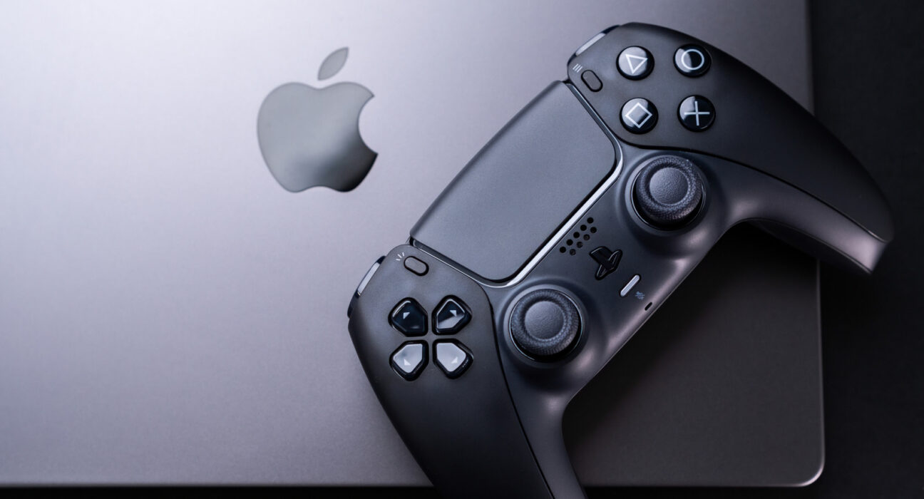 Laptop Apple MacBook Pro menampilkan visual game grafis tinggi