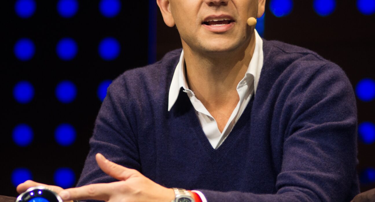 Tony Fadell perancang iPod dan pendiri Nest memaparkan evaluasi hardware AI di panggung konferensi