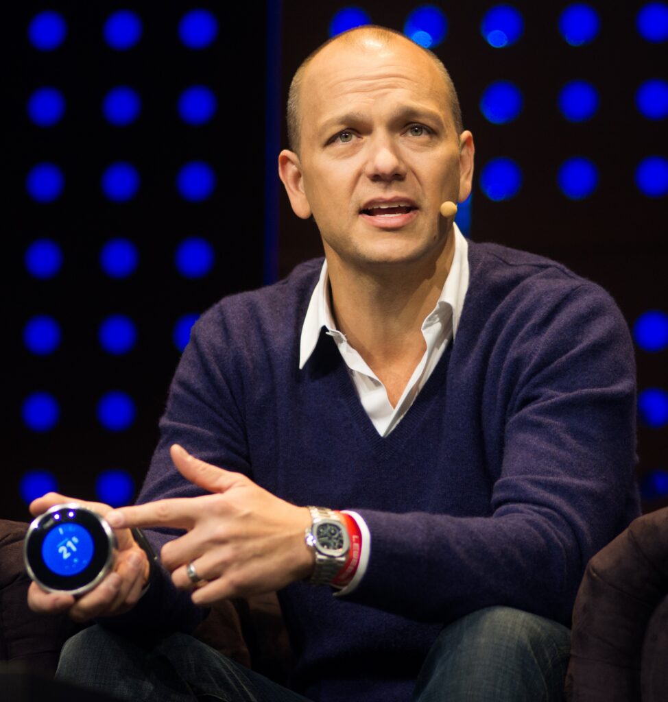 Tony Fadell perancang iPod dan pendiri Nest memaparkan evaluasi hardware AI di panggung konferensi
