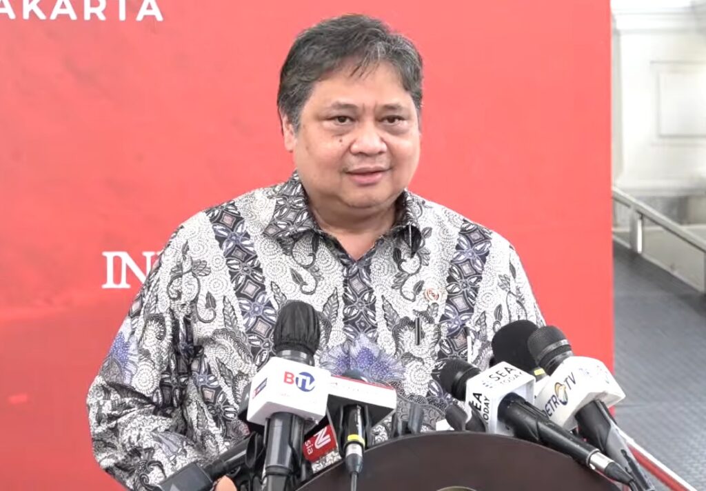 Menteri Koordinator Bidang Perekonomian Airlangga Hartarto memberikan pemaparan mengenai komparasi pertumbuhan ekonomi Indonesia dan Vietnam.