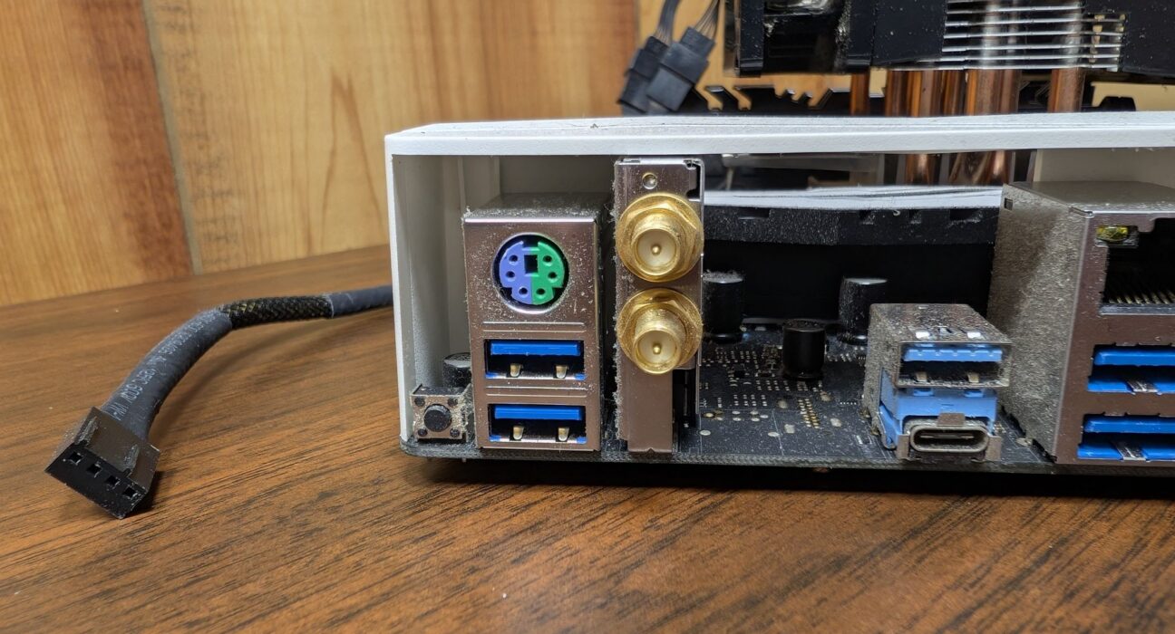 Antarmuka port PS/2 berwarna ungu dan hijau pada panel belakang motherboard PC modern