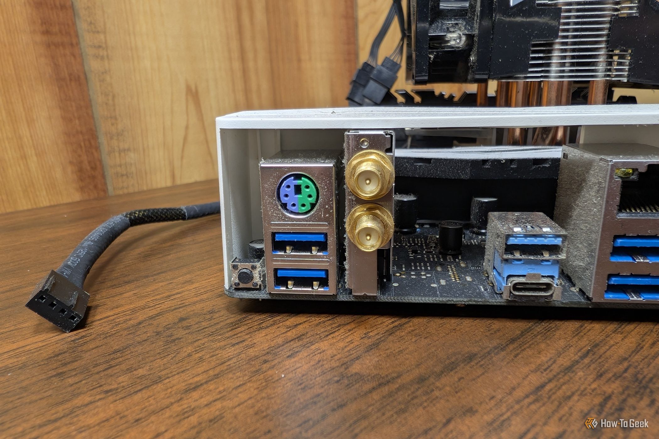 Antarmuka port PS/2 berwarna ungu dan hijau pada panel belakang motherboard PC modern