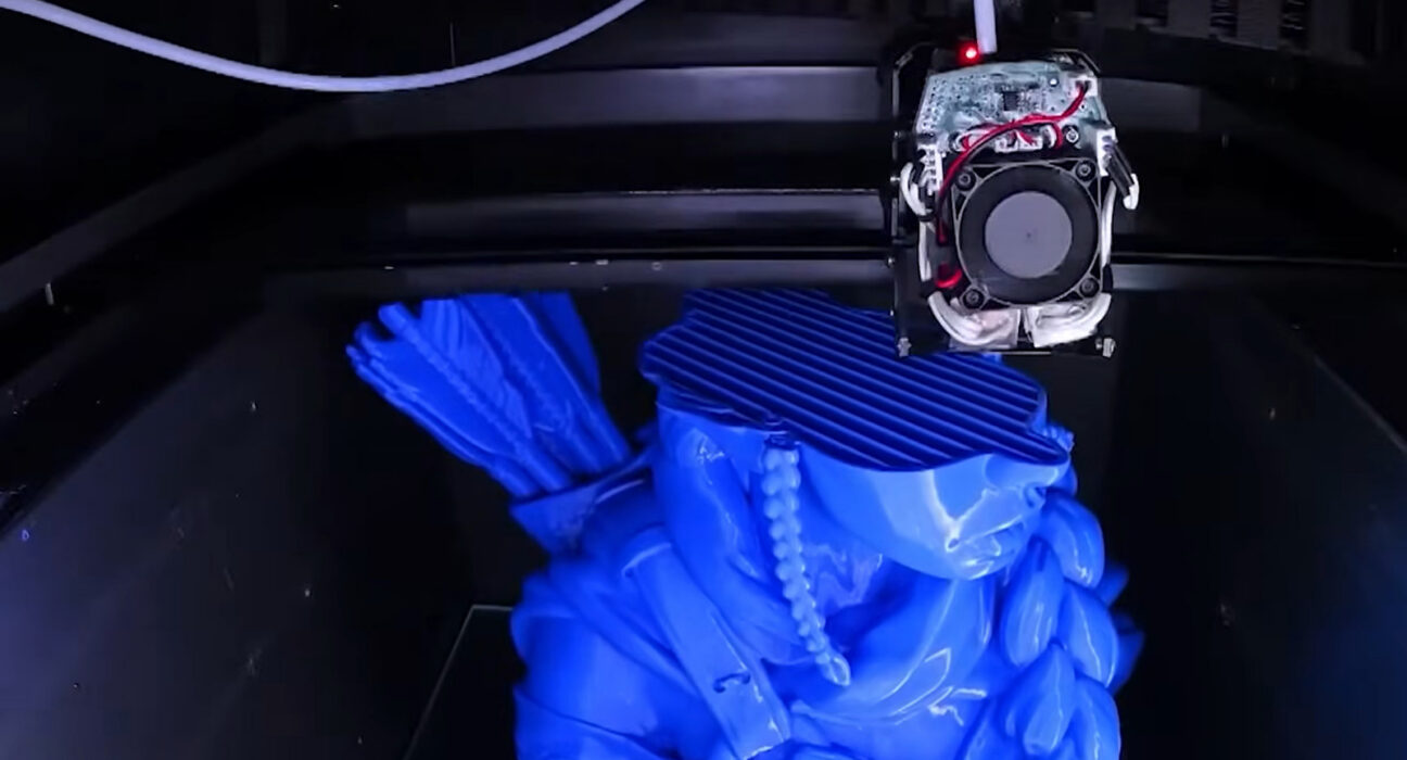 Mesin printer 3D beroperasi mencetak objek termoplastik berbasis teknologi Fused Deposition Modeling (FDM)