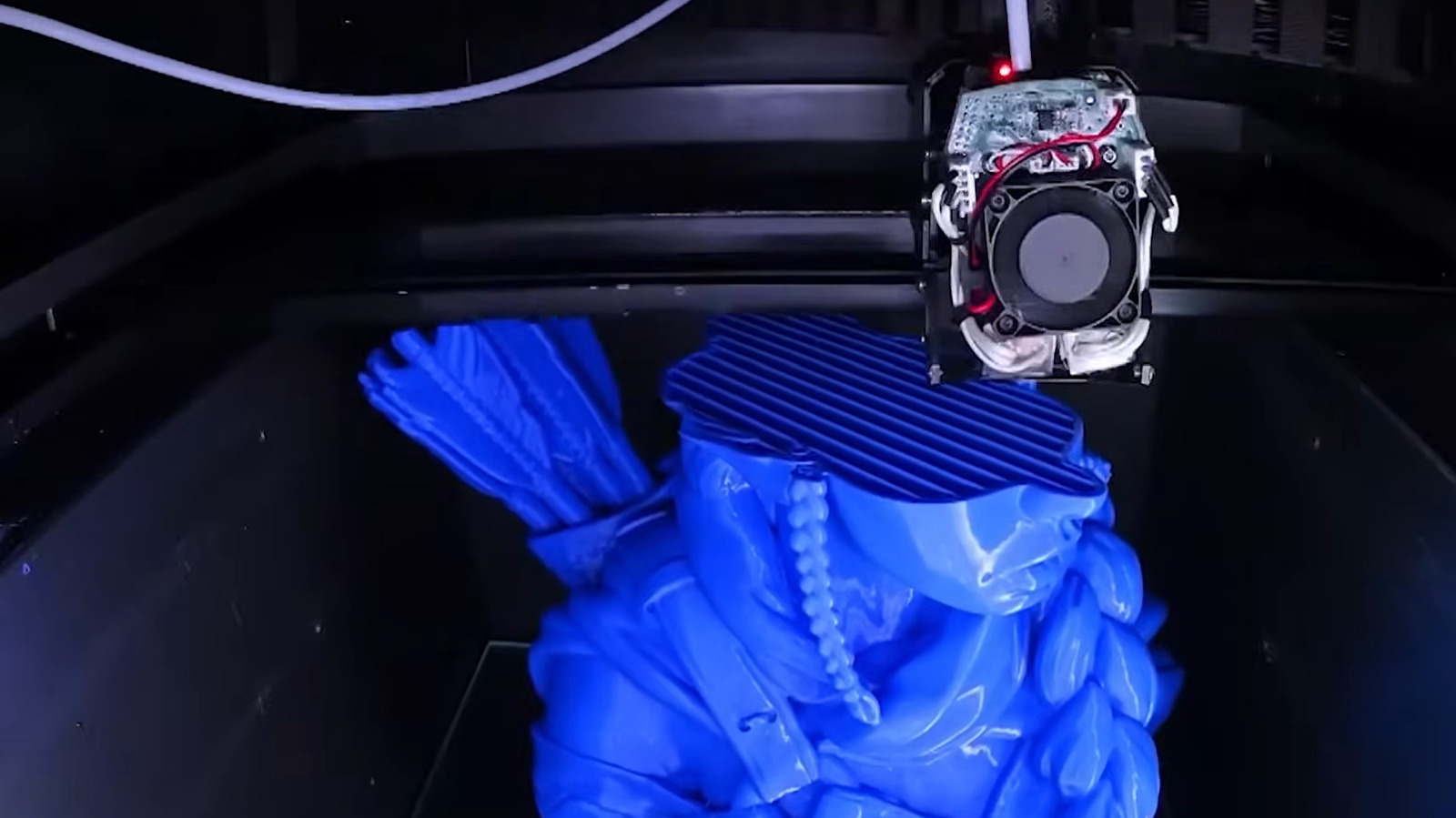 Mesin printer 3D beroperasi mencetak objek termoplastik berbasis teknologi Fused Deposition Modeling (FDM)