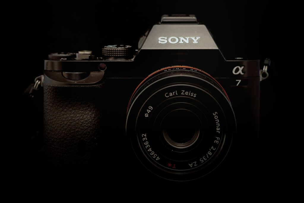 Kamera mirrorless terpasang lensa pancake ringkas untuk fotografi jalanan dan mobilitas harian