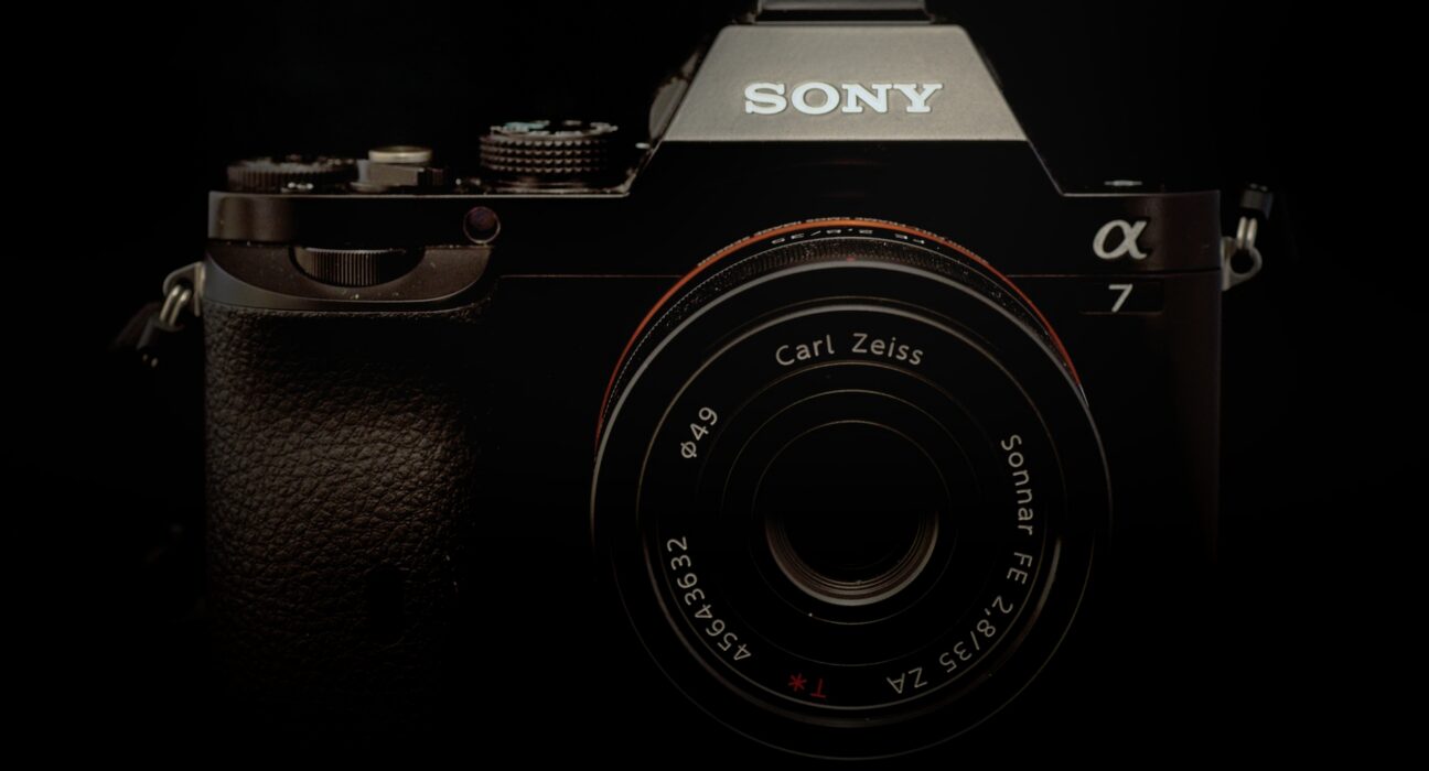 Kamera mirrorless terpasang lensa pancake ringkas untuk fotografi jalanan dan mobilitas harian