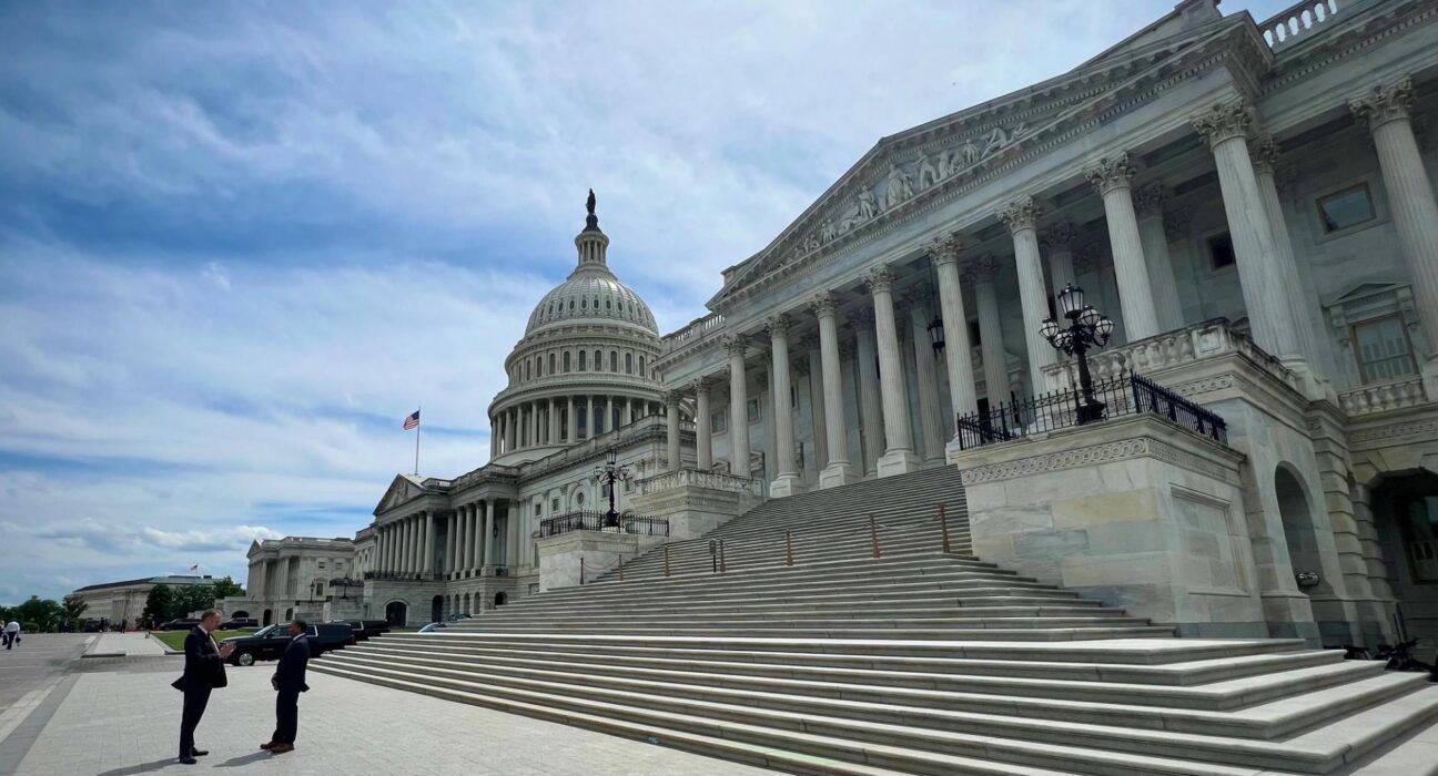 Gedung Capitol Washington DC dalam pusaran kebijakan regulasi aset kripto dan pemilu sela AS 2026