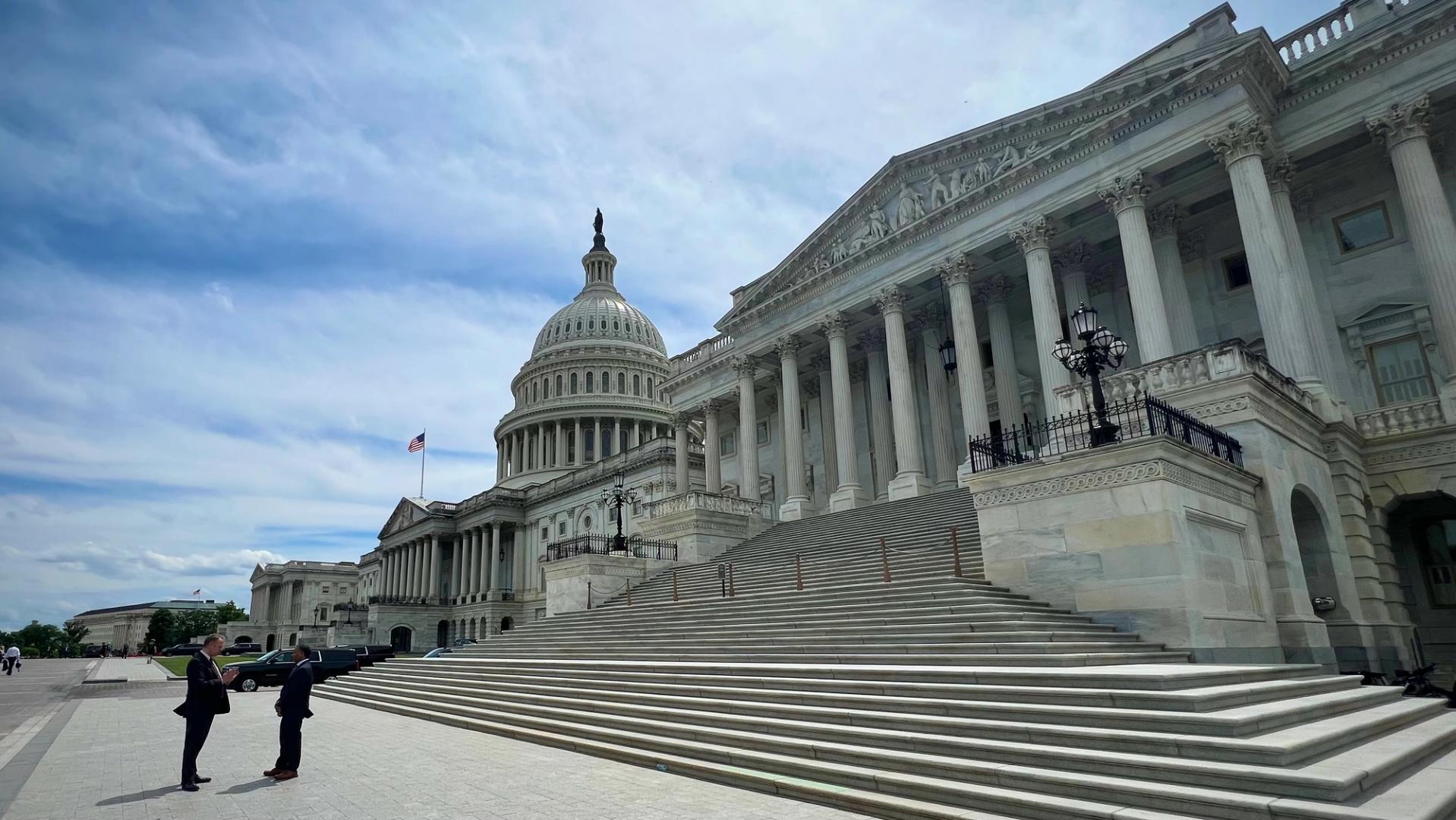 Gedung Capitol Washington DC dalam pusaran kebijakan regulasi aset kripto dan pemilu sela AS 2026
