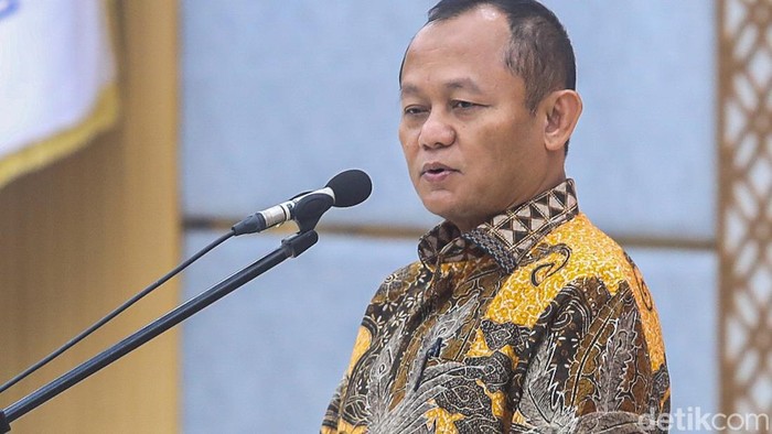 Menteri Perindustrian Muhammad Sarmuji menanggapi wacana pembentukan BUMN sektor serat dan kain tekstil