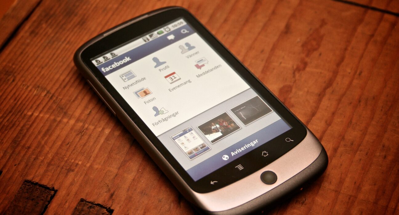 Pengguna mengakses aplikasi Facebook di layar smartphone