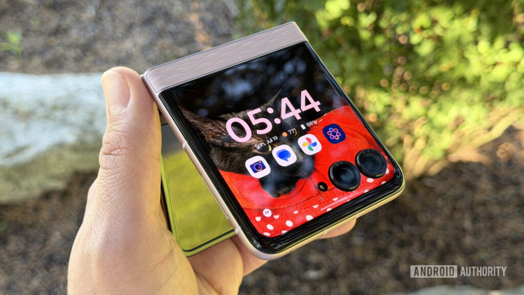 Tampilan Motorola Razr 2026 dalam kondisi terlipat
