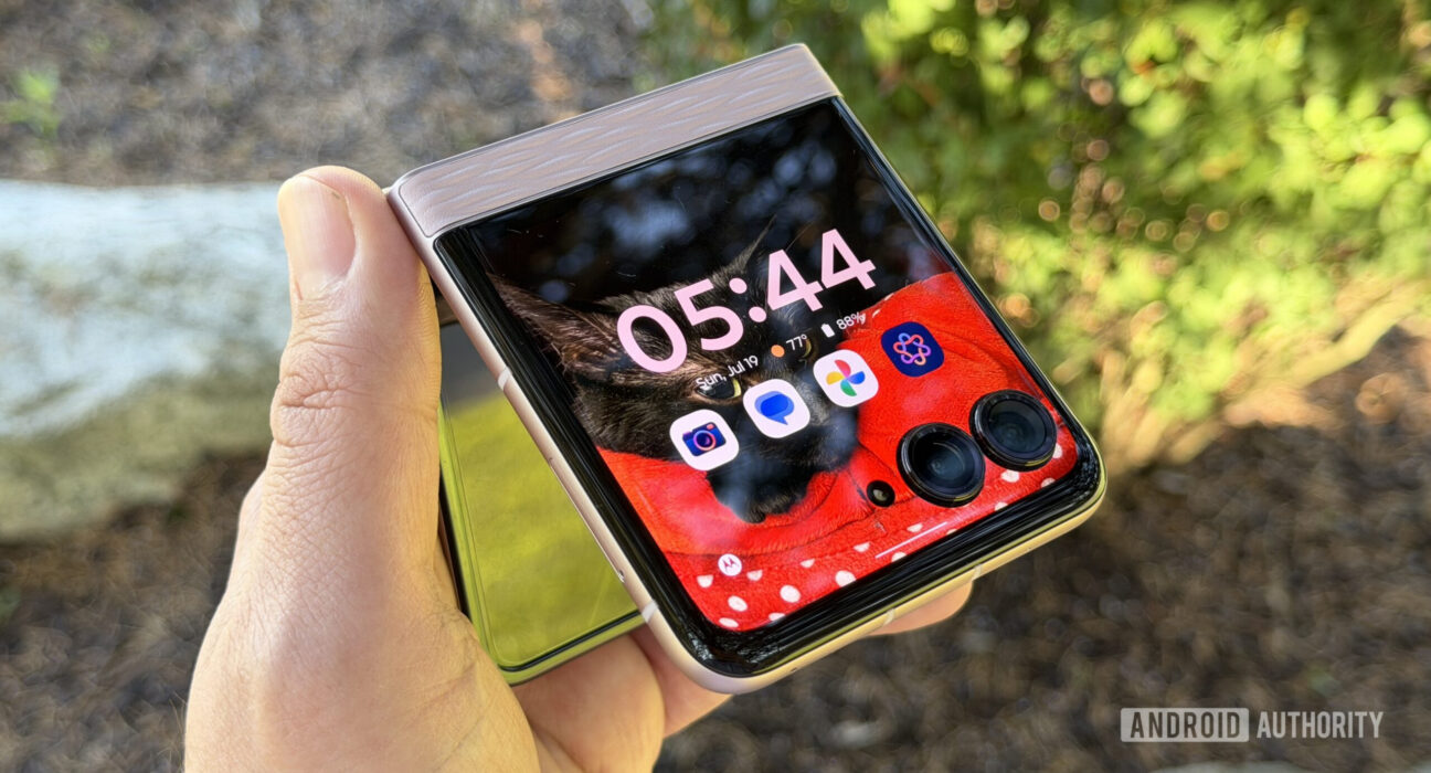 Tampilan Motorola Razr 2026 dalam kondisi terlipat