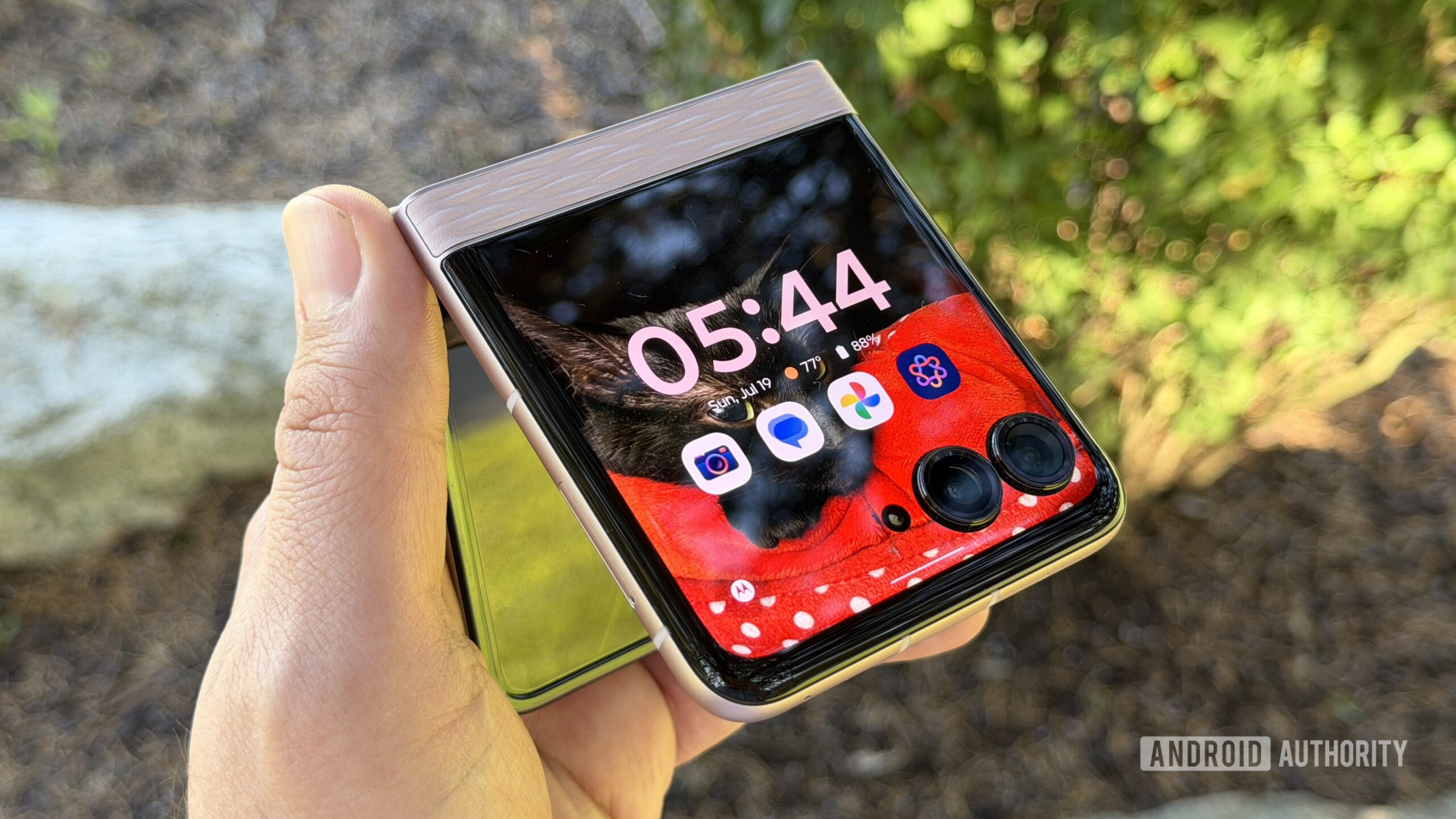 Tampilan Motorola Razr 2026 dalam kondisi terlipat