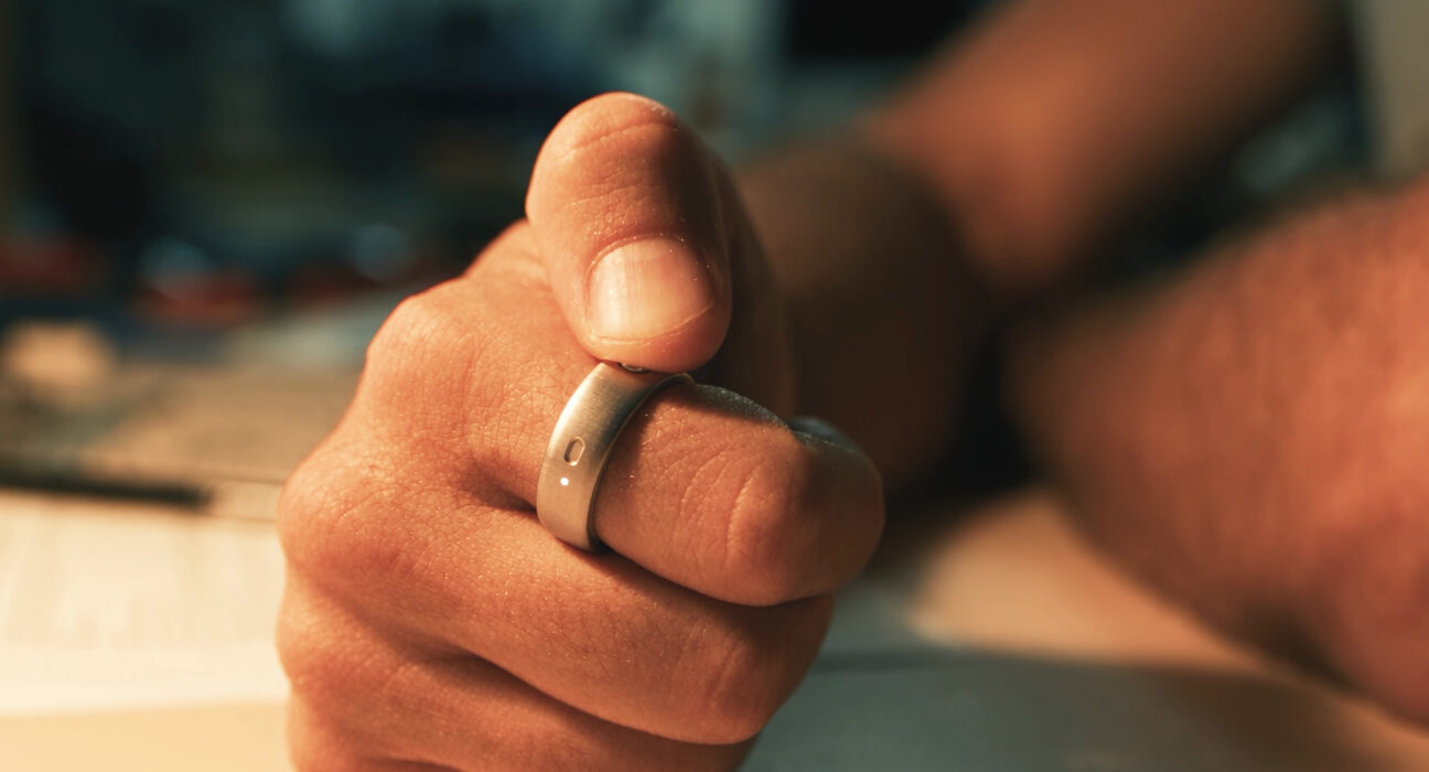 Cincin pintar AI Natura Interface dengan sensor biometrik dan koneksi agen cerdas otonom