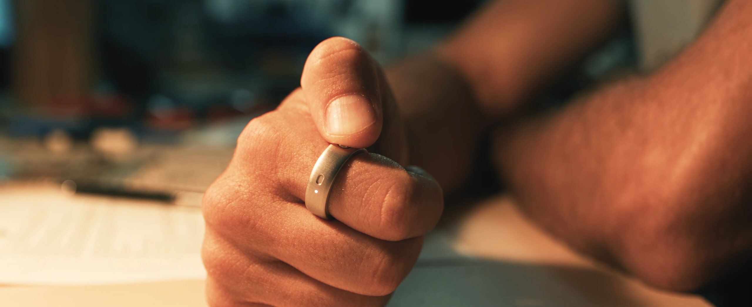 Cincin pintar AI Natura Interface dengan sensor biometrik dan koneksi agen cerdas otonom