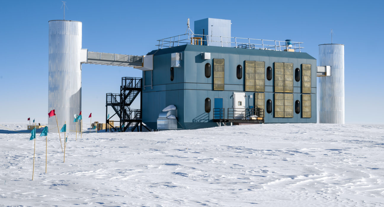 Fasilitas detektor partikel neutrino IceCube di hamparan es Kutub Selatan Antartika