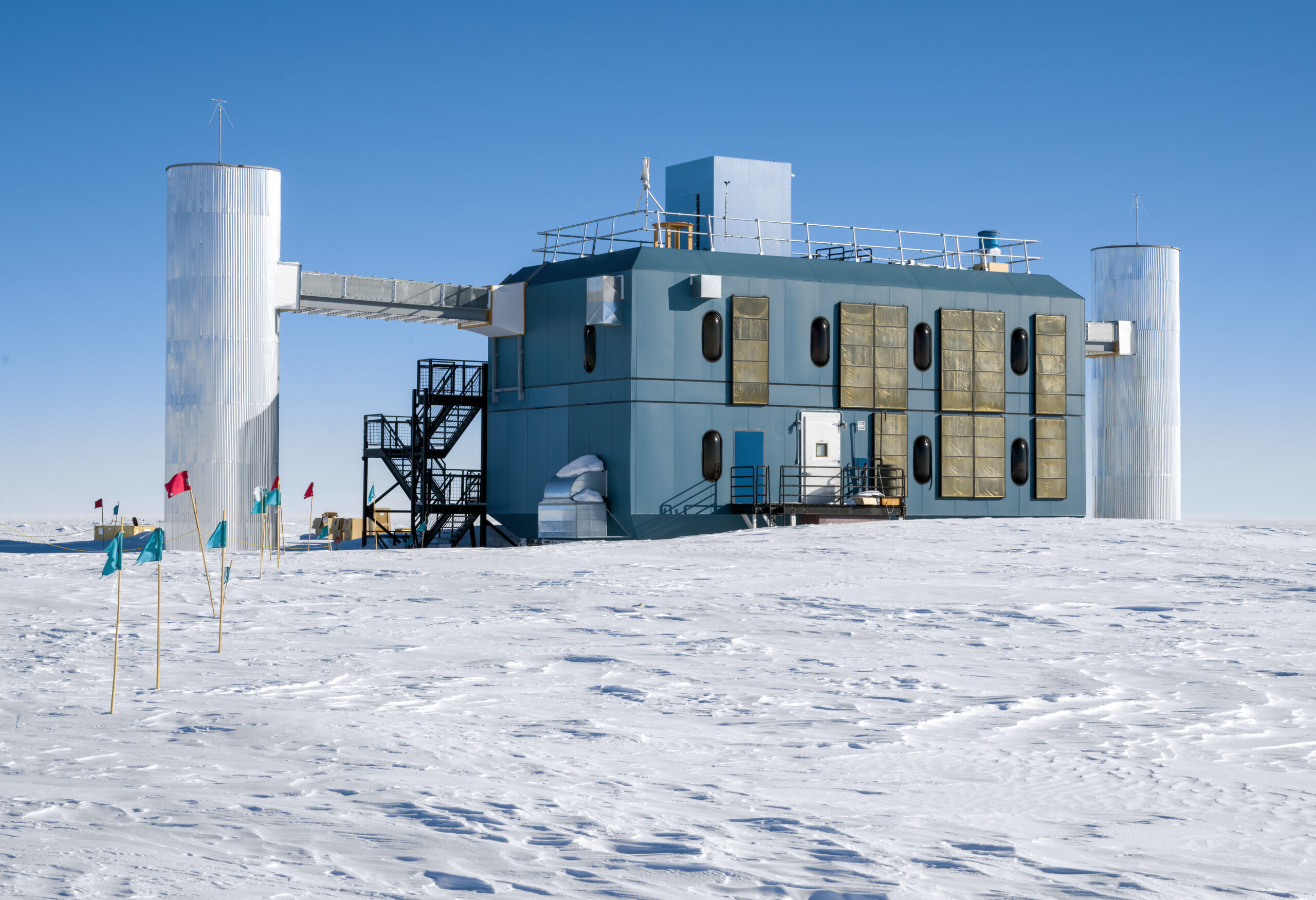 Fasilitas detektor partikel neutrino IceCube di hamparan es Kutub Selatan Antartika