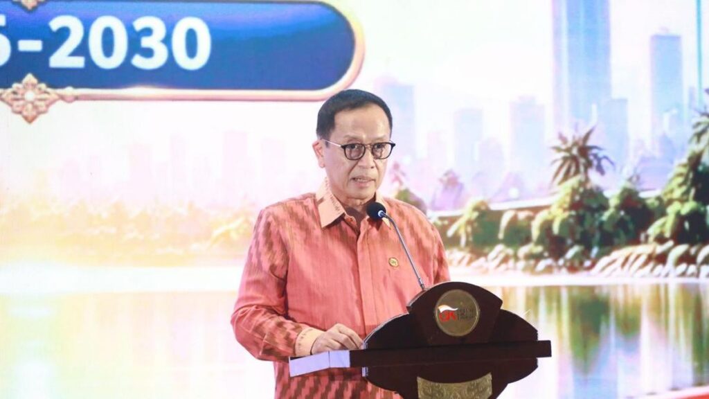 Kepala Eksekutif Pengawas Perbankan OJK Dian Ediana Rae menjelaskan kebijakan dividen dan penguatan sistem keamanan teknologi bank
