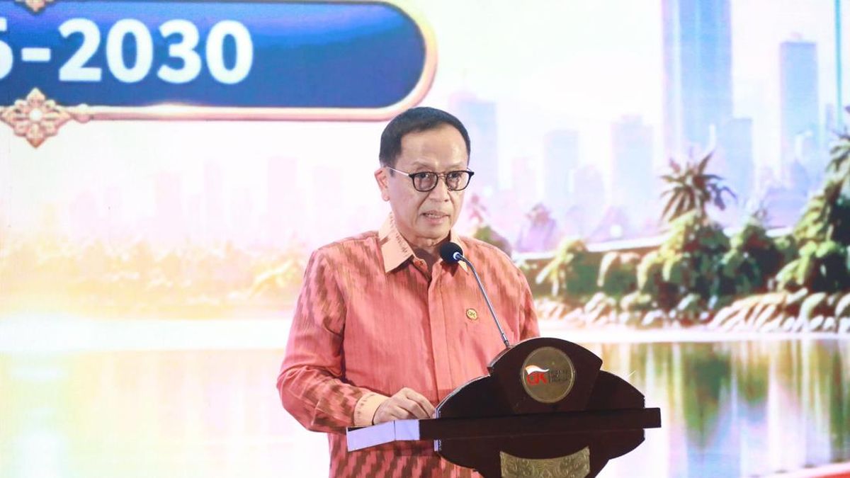 Kepala Eksekutif Pengawas Perbankan OJK Dian Ediana Rae menjelaskan kebijakan dividen dan penguatan sistem keamanan teknologi bank