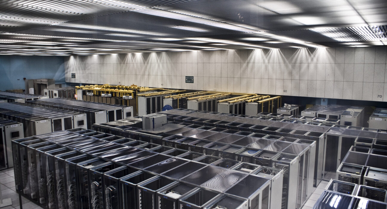 Infrastruktur server dan klaster komputasi pusat data untuk LLM gateway