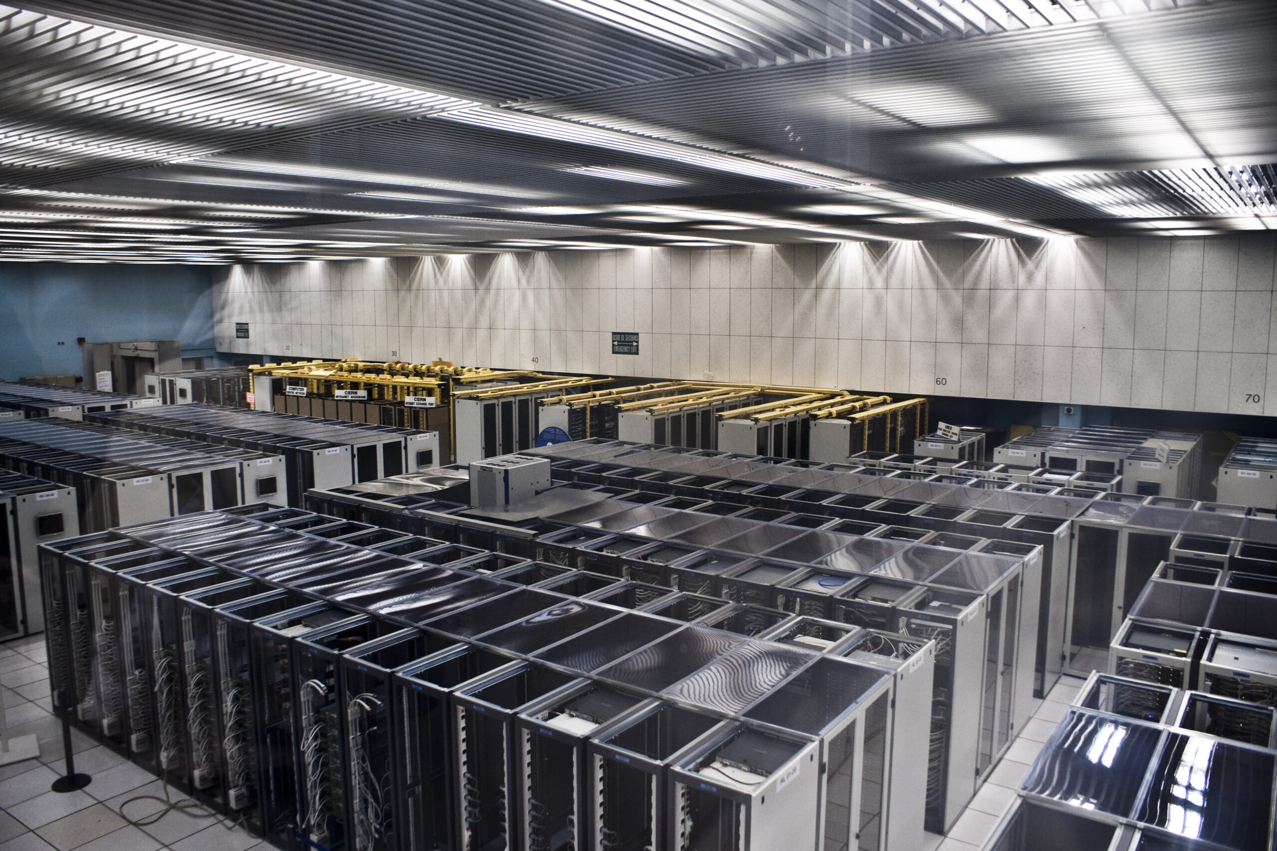 Infrastruktur server dan klaster komputasi pusat data untuk LLM gateway